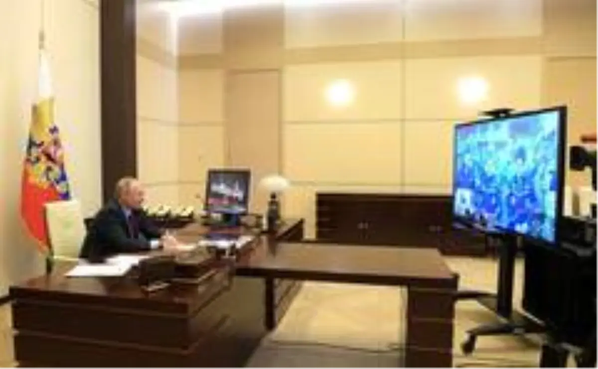 Putin, uzaydaki kozmonotlarla canlı bağlantı ile görüştü