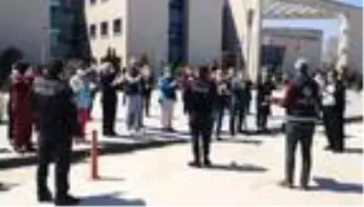Sağlık çalışanlarından polis ekiplerine alkışlı kutlama