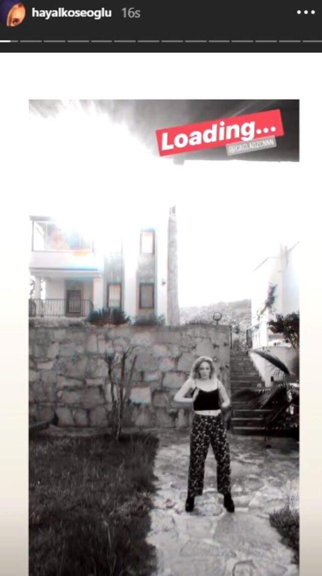 Salgın nedeniyle karantinada olan Hayal Köseoğlu, evinin bahçesinde dans etti.