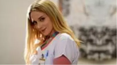 Salgın nedeniyle karantinada olan Hayal Köseoğlu, evinin bahçesinde dans etti.