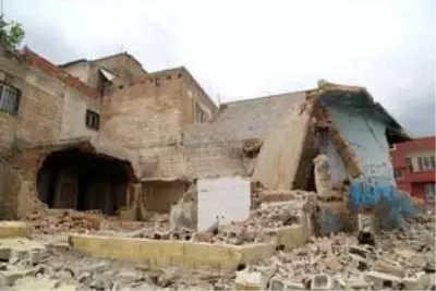 Şanlıurfa'da çöken çatı ve duvarın altında kalan iki çocuk yaralandı
