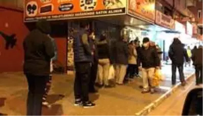 Sokağa çıkma yasağını duyan vatandaşlar fırın ve marketlere koştu