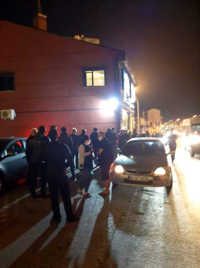 Sokağa çıkma yasağının ardından vatandaşlar fırınlara akın etti.