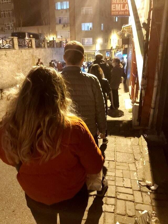 Sokağa çıkma yasağının ardından vatandaşlar fırınlara akın etti.