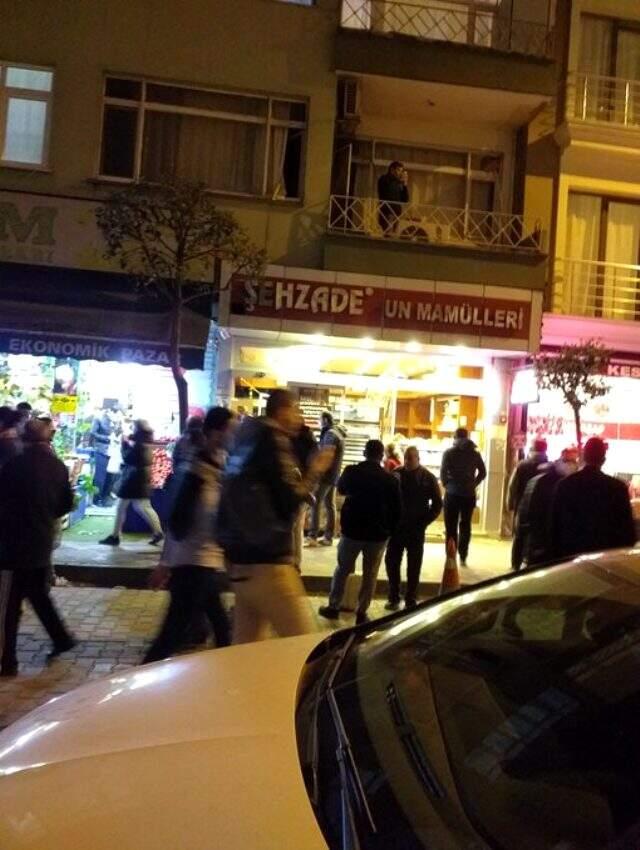 Sokağa çıkma yasağının ardından vatandaşlar fırınlara akın etti.