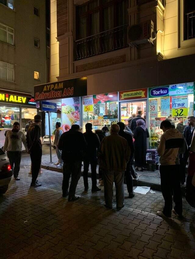 Sokağa çıkma yasağının ardından vatandaşlar fırınlara akın etti.