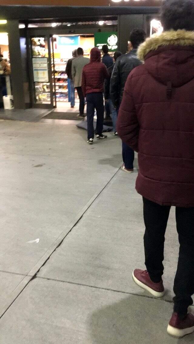Sokağa çıkma yasağının ardından vatandaşlar fırınlara akın etti.