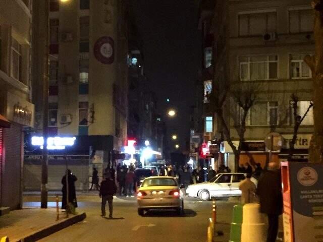 Sokağa çıkma yasağının ardından vatandaşlar fırınlara akın etti.