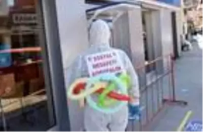 'Sosyal Mesafeyi Koruyalım' yazısı ile sokaklarda dolaştı 'Sosyal Mesafeyi Koruyalım' yazısı ile sokaklarda dolaştı