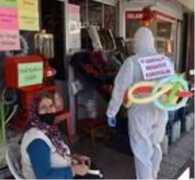 'Sosyal Mesafeyi Koruyalım' yazısı ile sokaklarda dolaştı 'Sosyal Mesafeyi Koruyalım' yazısı ile sokaklarda dolaştı