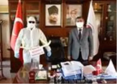 'Sosyal Mesafeyi Koruyalım' yazısı ile sokaklarda dolaştı 'Sosyal Mesafeyi Koruyalım' yazısı ile sokaklarda dolaştı