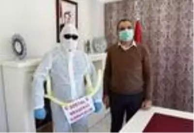 'Sosyal Mesafeyi Koruyalım' yazısı ile sokaklarda dolaştı 'Sosyal Mesafeyi Koruyalım' yazısı ile sokaklarda dolaştı