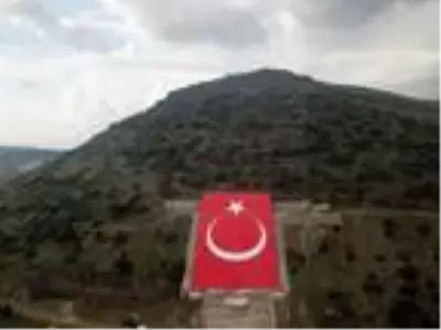 Terörist başının resmi yerine Türk bayrağı yapıldı