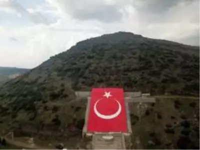 Afrin’deki Darmık Dağı’nda yok edilen terörist başı Apo portresinin yerine Türk bayrağı çizildi