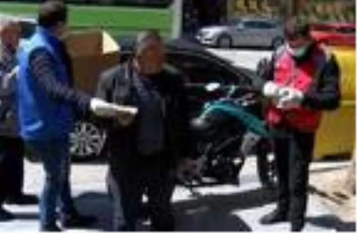 Tokat'ta sokakta maske dağıtımı