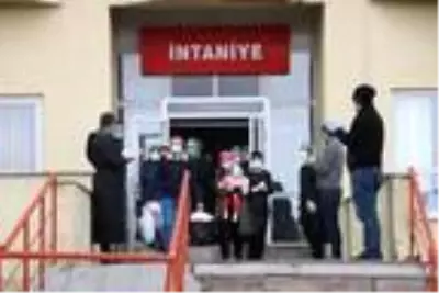 Yüksekova'da koronavirüs tedavisi gören bebek ile anne ve babası taburcu oldu