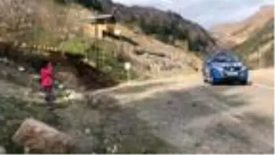 3 yaşındaki Damla, jandarmaya asker selamı veriyor