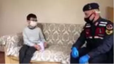 6 yıldır biriktirdiği kumbarasını Milli Dayanışma Kampanyası'na bağışladı 6 yıldır biriktirdiği kumbarasını Milli Dayanışma Kampanyası'na bağışladı