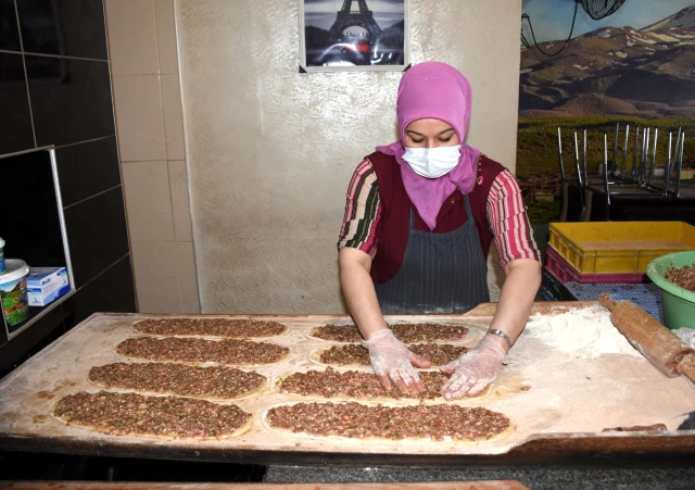 Aksaray'da bir lokantadan sağlık çalışanlarına etli ekmek ikramı haberi