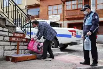 Akseki Belediye Başkanı Özkan, sokak hayvanlarına mama bıraktı Akseki Belediye Başkanı Özkan, sokak hayvanlarına mama bıraktı