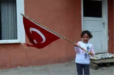 Asker selamı veren küçük Damla, Türkiye'nin beğenisini kazandı