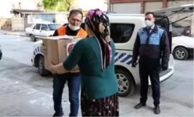 Başkan telefona baktı, zabıta ekmek dağıttı Başkan telefona baktı, zabıta ekmek dağıttı