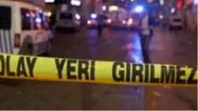 Beyoğlu'nda yol kontrolü yapan polislere ateş açıldı: 2 polis yaralı Beyoğlu'nda yol kontrolü yapan polislere ateş açıldı: 2 polis yaralı