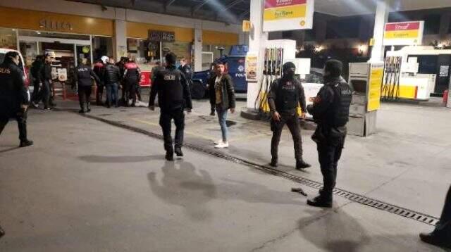 Beyoğlu'nda yol kontrolü yapan polislere ateş açıldı: 2 polis yaralı Beyoğlu'nda yol kontrolü yapan polislere ateş açıldı: 2 polis yaralı