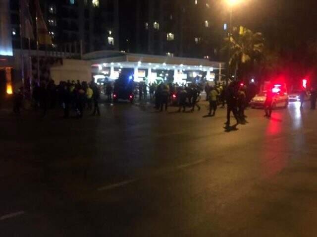 Beyoğlu'nda yol kontrolü yapan polislere ateş açıldı: 2 polis yaralı Beyoğlu'nda yol kontrolü yapan polislere ateş açıldı: 2 polis yaralı