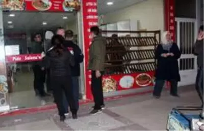 Fırın ve marketlere akın eden vatandaşlar sosyal mesafe kuralını hiçe saydı Fırın ve marketlere akın eden vatandaşlar sosyal mesafe kuralını hiçe saydı