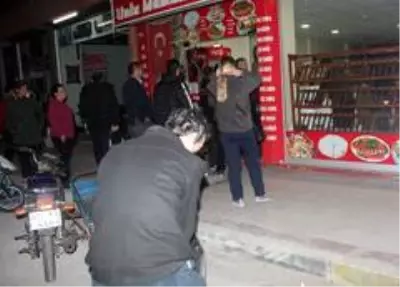 Fırın ve marketlere akın eden vatandaşlar sosyal mesafe kuralını hiçe saydı Fırın ve marketlere akın eden vatandaşlar sosyal mesafe kuralını hiçe saydı
