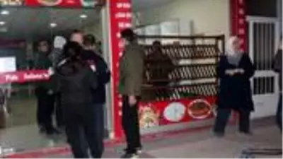 Fırın ve marketlere akın eden vatandaşlar sosyal mesafe kuralını hiçe saydı Fırın ve marketlere akın eden vatandaşlar sosyal mesafe kuralını hiçe saydı