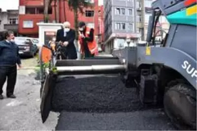 İş başa düştü, asfaltı başkan döktü İş başa düştü, asfaltı başkan döktü