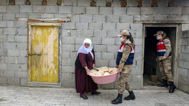 Kadın askerler hamur yoğurup tandırda ekmek pişirdi