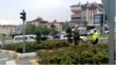 Kırmızı ışıkta geçmedim iddiasına polisten kaza yerinde görüntülü cevap Kırmızı ışıkta geçmedim iddiasına polisten kaza yerinde görüntülü cevap