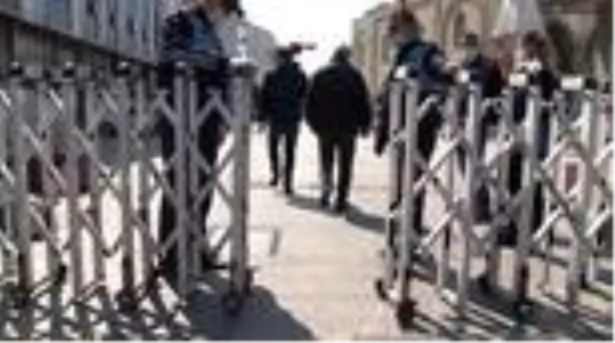 Koronavirüs tedbirleri kapsamında Dörtyol Meydanı'na bariyerler kuruldu, vatandaşlar sırayla giriyor