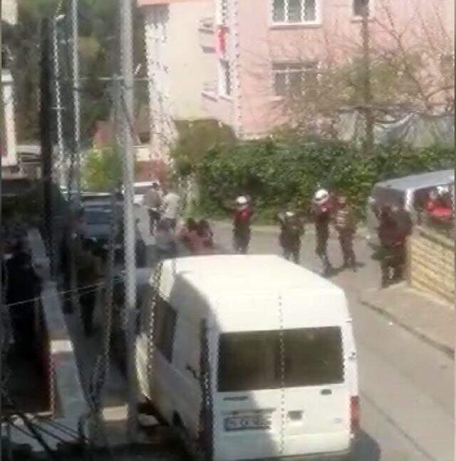 Küçükçekmece'de sokağa çıkma yasağına uymayan grup polise saldırdı: 6 gözaltı.