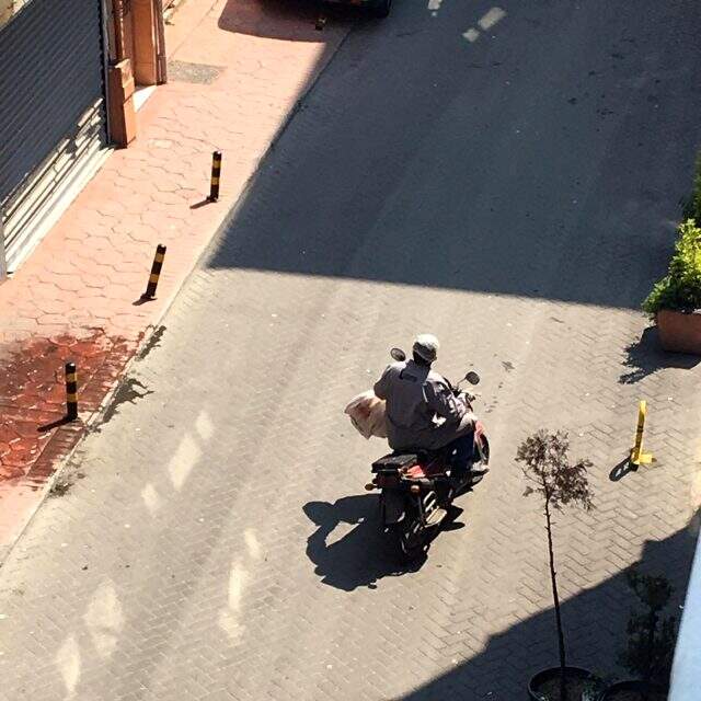 Motosikletli fırıncı, kapı kapı dolaşıp vatandaşa ekmek dağıtıyor