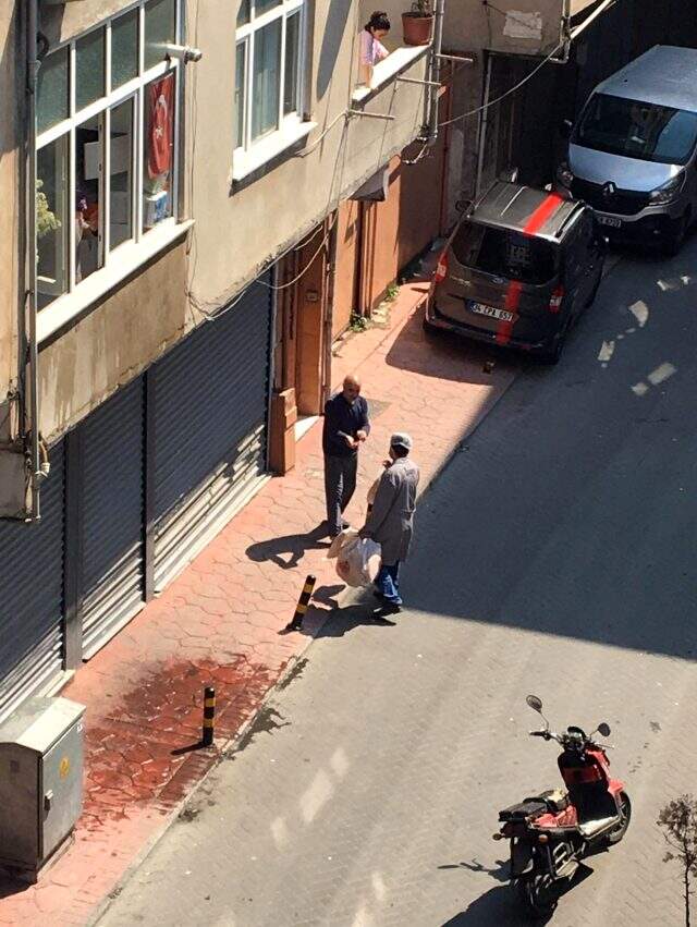 Motosikletli fırıncı, kapı kapı dolaşıp vatandaşa ekmek dağıtıyor
