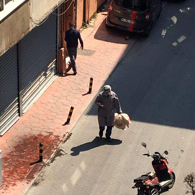 Motosikletli fırıncı, kapı kapı dolaşıp vatandaşa ekmek dağıtıyor