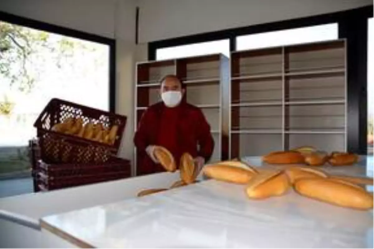 Muğla'da bir gazeteci evden çıkamayanlara 1500 ekmeği ücretsiz dağıttı