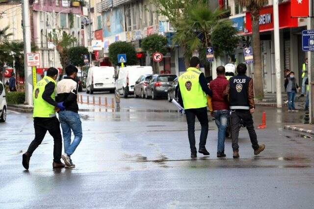 Parmak işareti yapıp 'Yaşasın özgürlük' diye bağıran genç, para cezasından kaçamadı