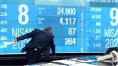Sunucu Erem Şentürk'ü önce elektrik çarptı, sonra ayağı kaydı Sunucu Erem Şentürk'ü önce elektrik çarptı, sonra ayağı kaydı