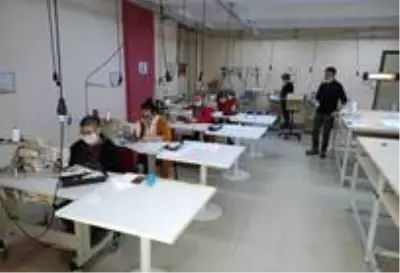 Uşak Üniversitesi 7 bin 500 adet maske, 350 adet siper üretti Uşak Üniversitesi 7 bin 500 adet maske, 350 adet siper üretti