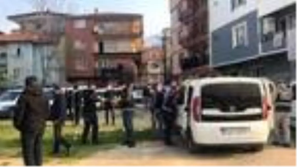 Yasağa uymayarak sokakta futbol oynayan 5 kişiyi uyaran polis ekibine sopalı saldırı