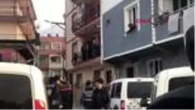 Yasağa uymayarak sokakta futbol oynayan 5 kişi, kendilerini uyaran polise sopalarla saldırdı Yasağa uymayarak sokakta futbol oynayan 5 kişi, kendilerini uyaran polise sopalarla saldırdı