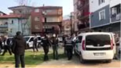 Yasağa uymayarak sokakta futbol oynayan 5 kişi, kendilerini uyaran polise sopalarla saldırdı Yasağa uymayarak sokakta futbol oynayan 5 kişi, kendilerini uyaran polise sopalarla saldırdı