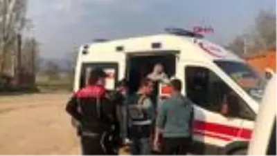 Yasağa uymayarak sokakta futbol oynayan 5 kişi, kendilerini uyaran polise sopalarla saldırdı Yasağa uymayarak sokakta futbol oynayan 5 kişi, kendilerini uyaran polise sopalarla saldırdı