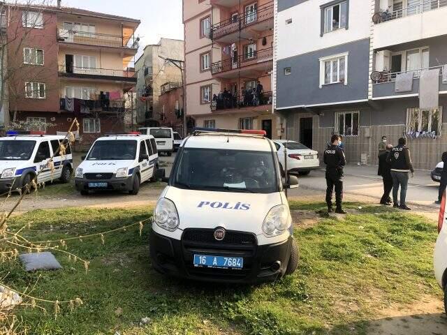 Yasağa uymayarak sokakta futbol oynayan 5 kişi, kendilerini uyaran polise sopalarla saldırdı Yasağa uymayarak sokakta futbol oynayan 5 kişi, kendilerini uyaran polise sopalarla saldırdı