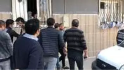 Yasağa uymayarak sokakta futbol oynayan 5 kişi, kendilerini uyaran polise sopalarla saldırdı Yasağa uymayarak sokakta futbol oynayan 5 kişi, kendilerini uyaran polise sopalarla saldırdı